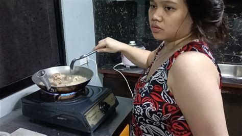 pinay iniyot habang nagluluto